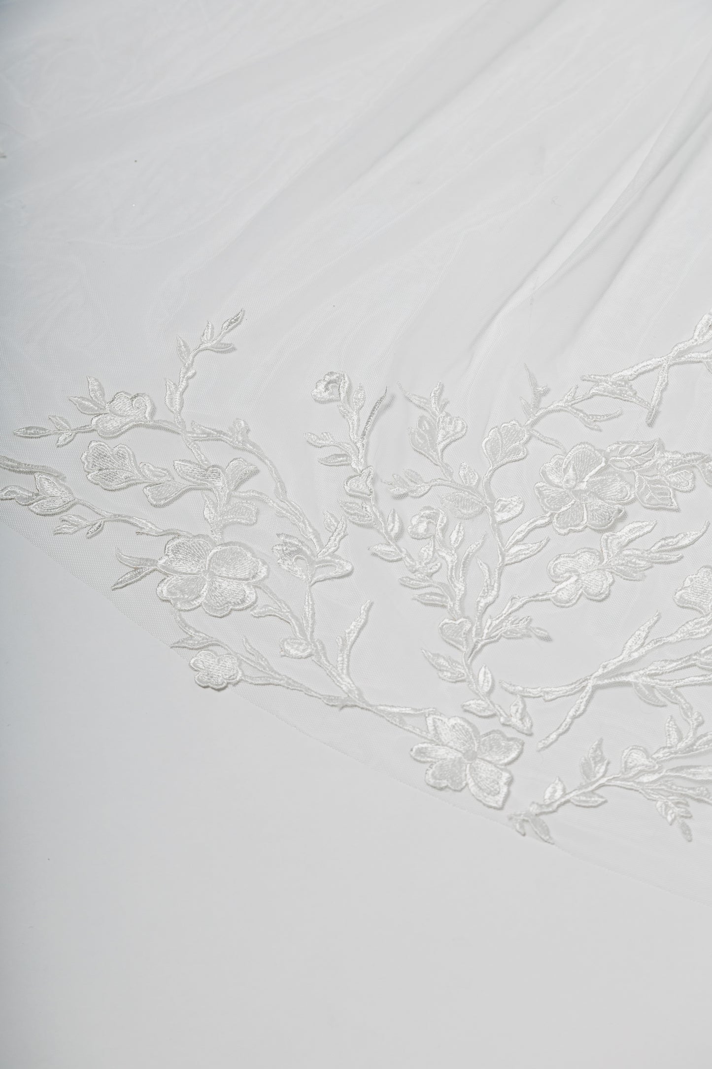 ELISE I Single Tier Veil with Lace Appliqués