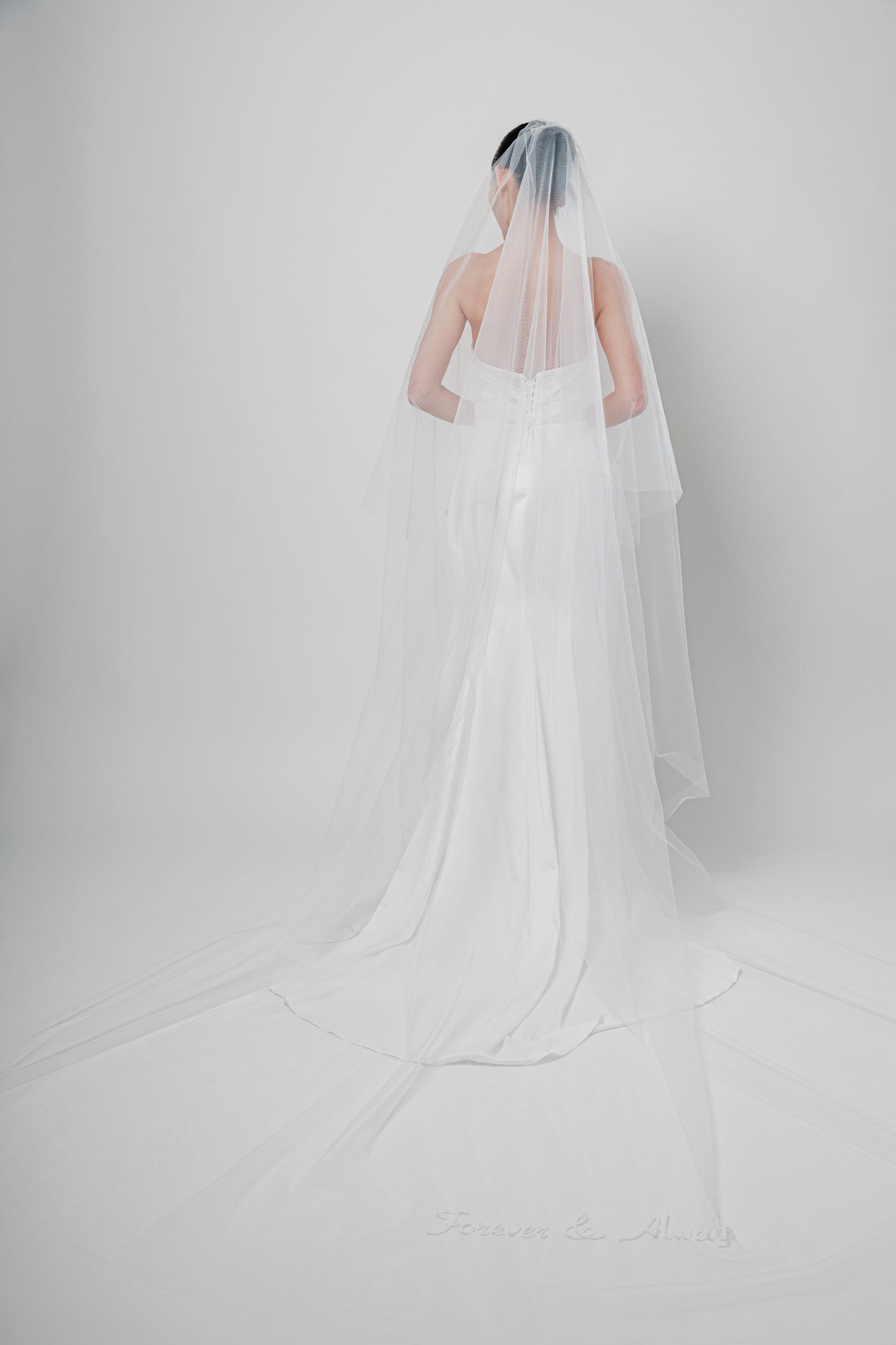 LUNA I Minimalist Two-Tier Veil