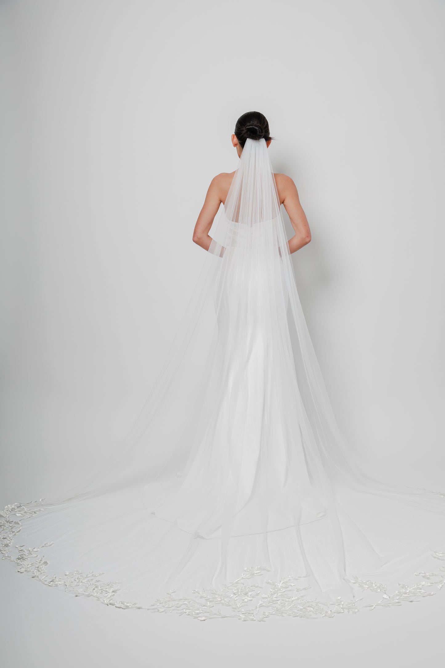 ELISE I Single Tier Veil with Lace Appliqués