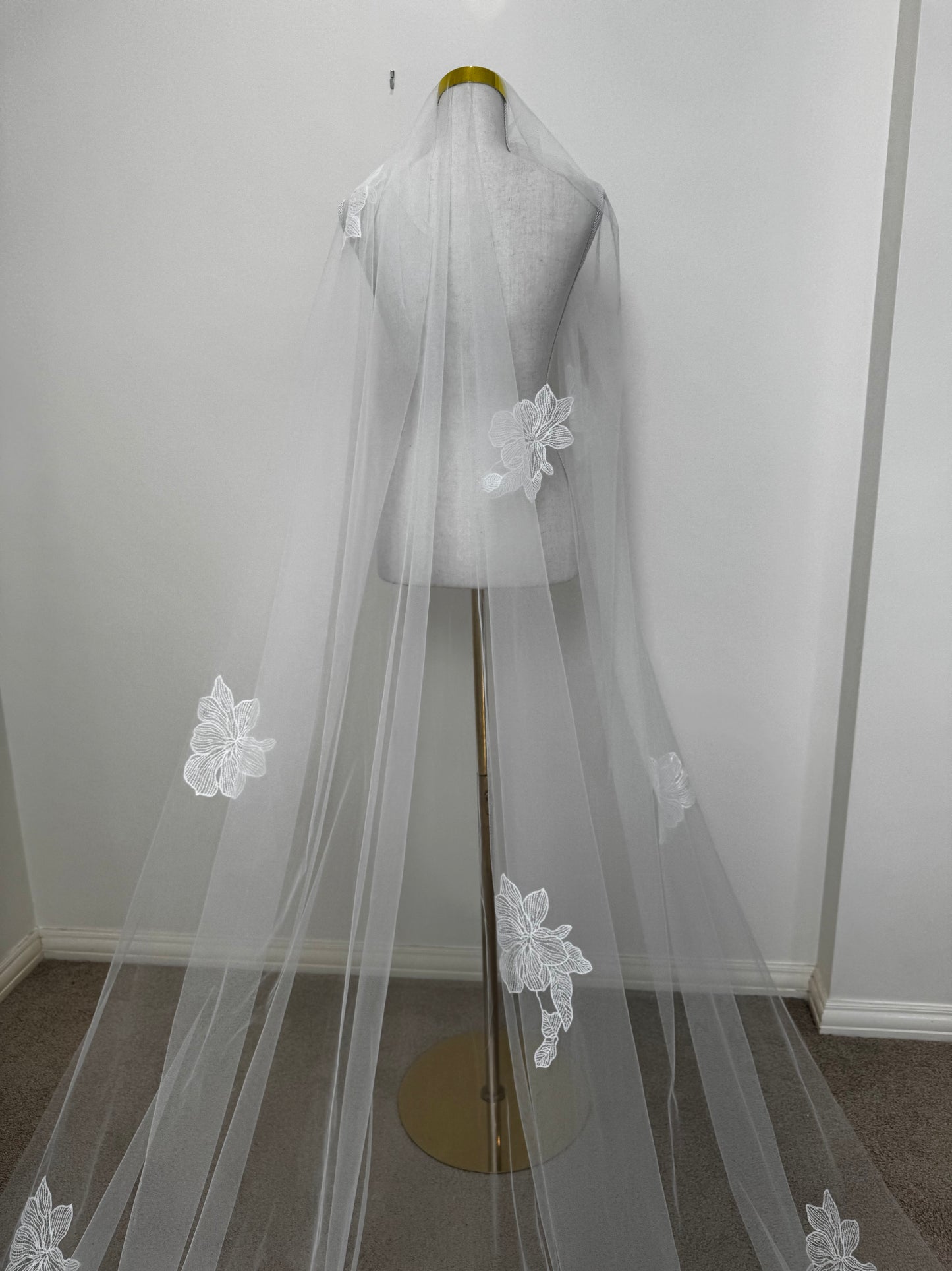 LILIANA I Single Tier Floral Lace Veil