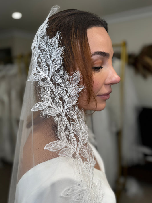 GENEVIEVE I Modern Mantilla Veil