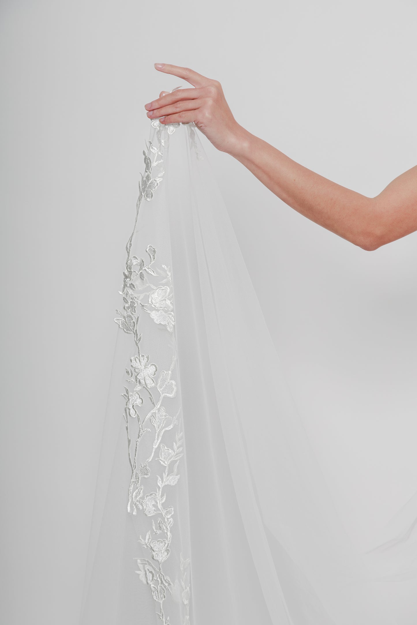 ELISE I Single Tier Veil with Lace Appliqués