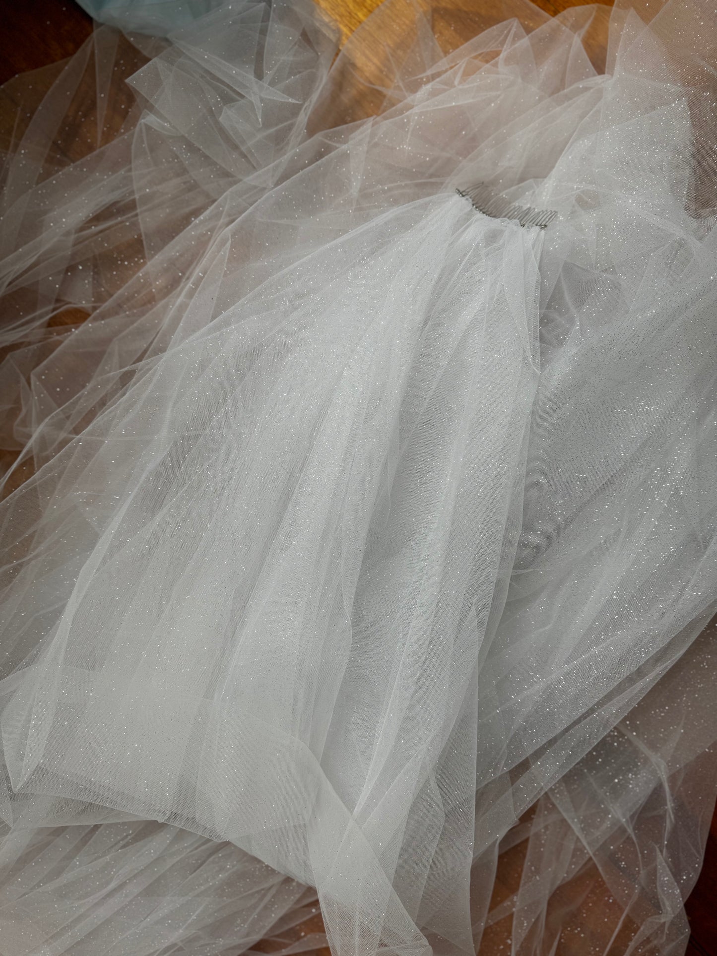 STELLA I Two-Tier Sparkly Veil (dust sparkles)