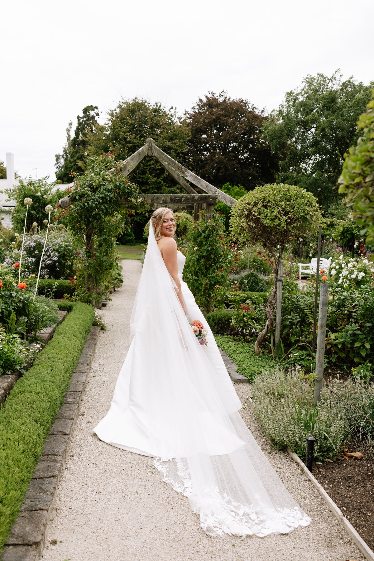 ELISE I Single Tier Veil with Lace Appliqués