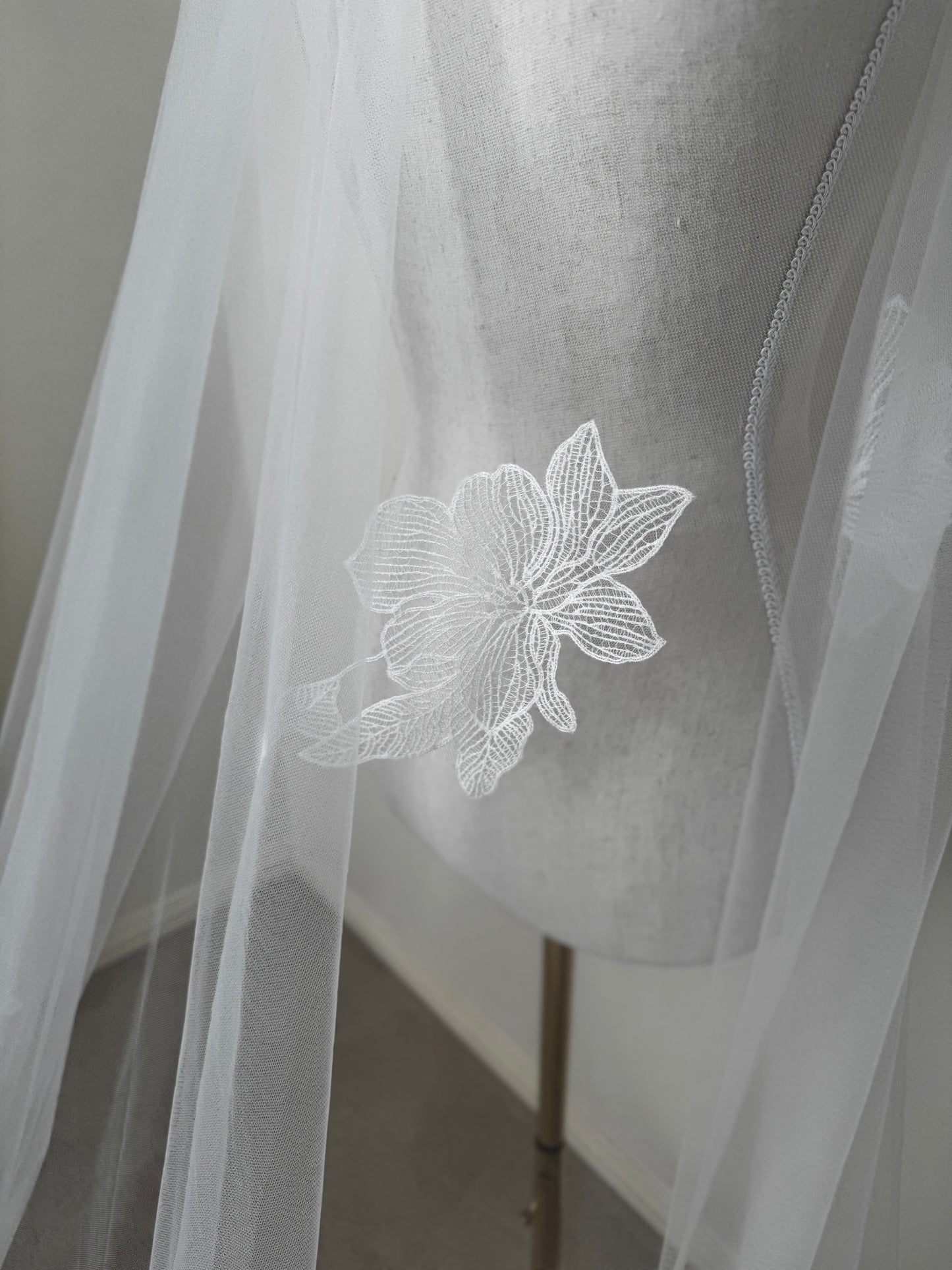 LILIANA I Single Tier Floral Lace Veil