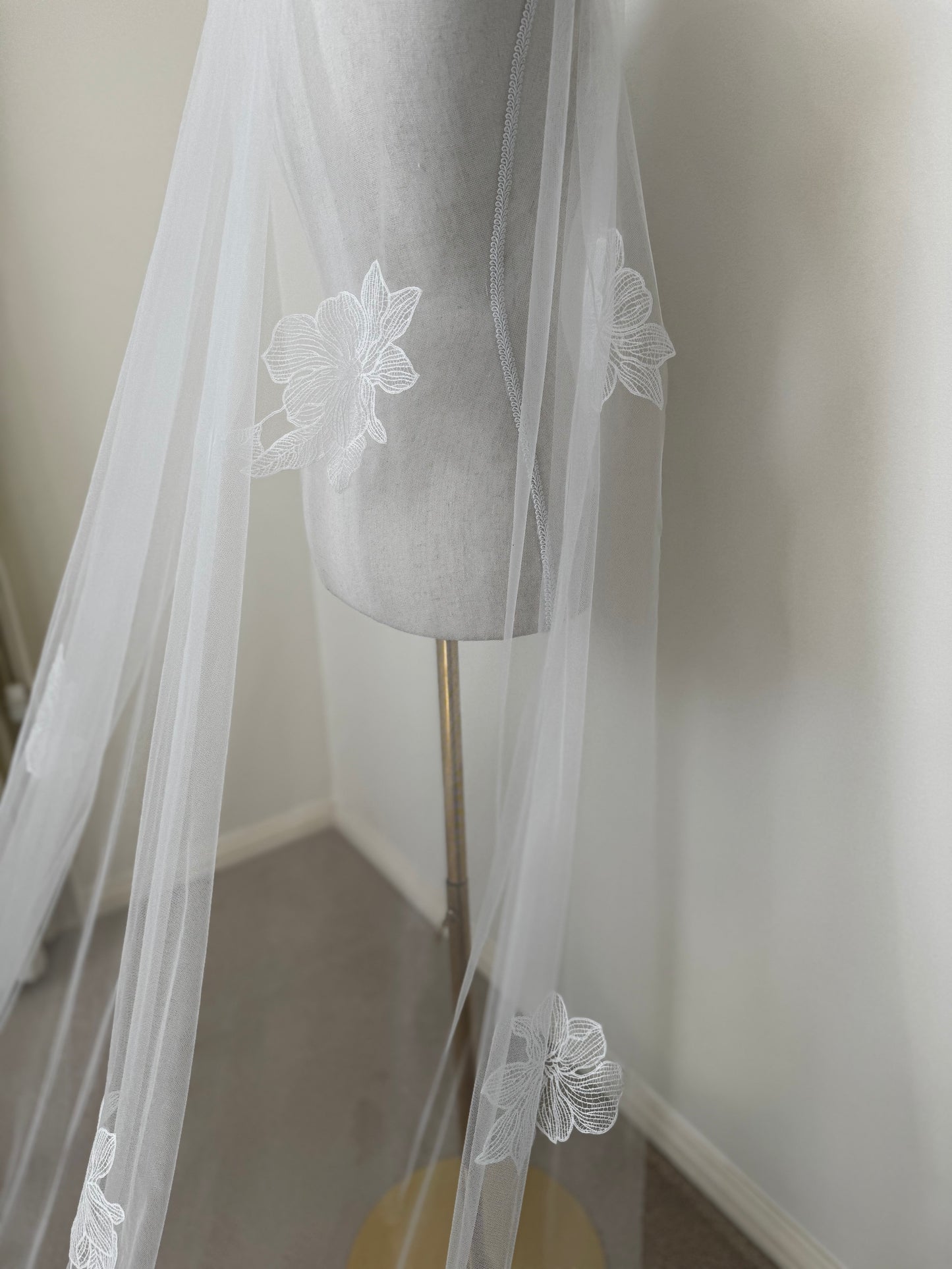 LILIANA I Single Tier Floral Lace Veil