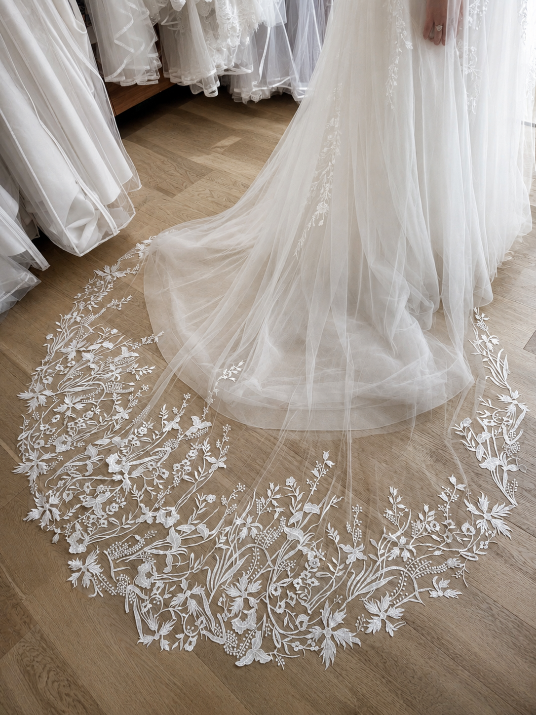 VELA I Single Tier Botanical Lace Veil