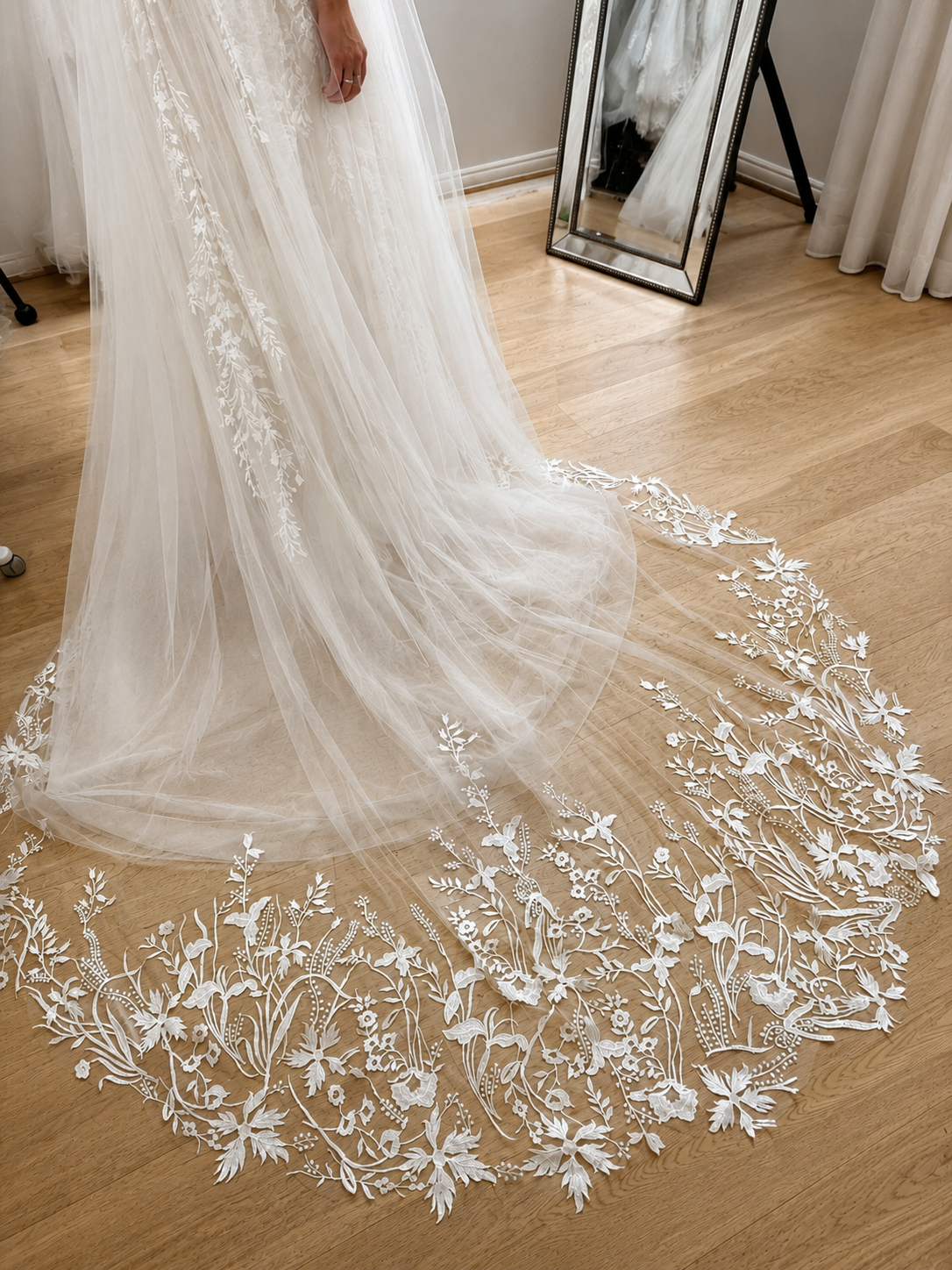 VELA I Single Tier Botanical Lace Veil